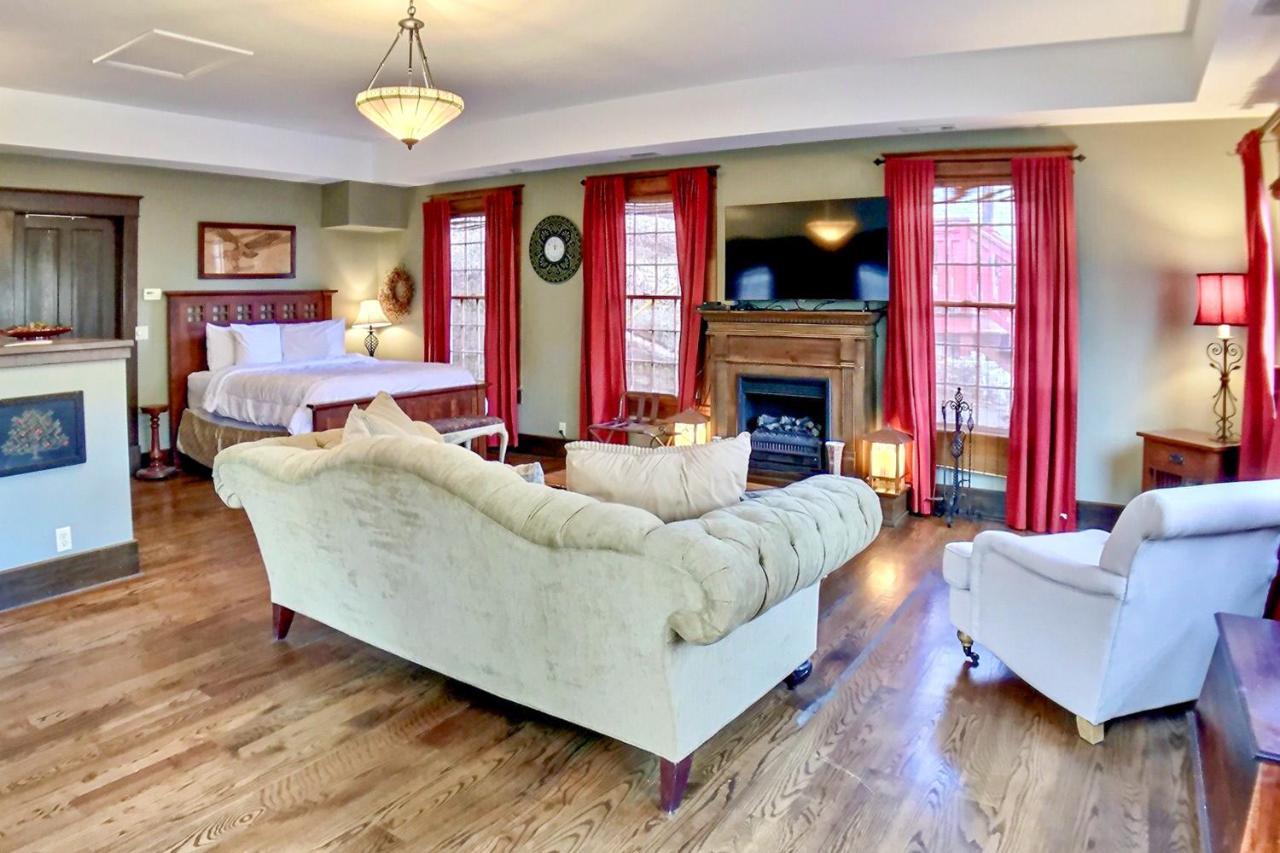 66 Center Street - The Carriage House, Queen Beds, Wifi, Cable Tv, Outdoor Sitting Area, Free On-Site Parking, Spa Tub For 2 Eureka Springs Eksteriør bilde