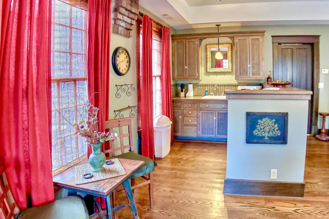 66 Center Street - The Carriage House, Queen Beds, Wifi, Cable Tv, Outdoor Sitting Area, Free On-Site Parking, Spa Tub For 2 Eureka Springs Eksteriør bilde