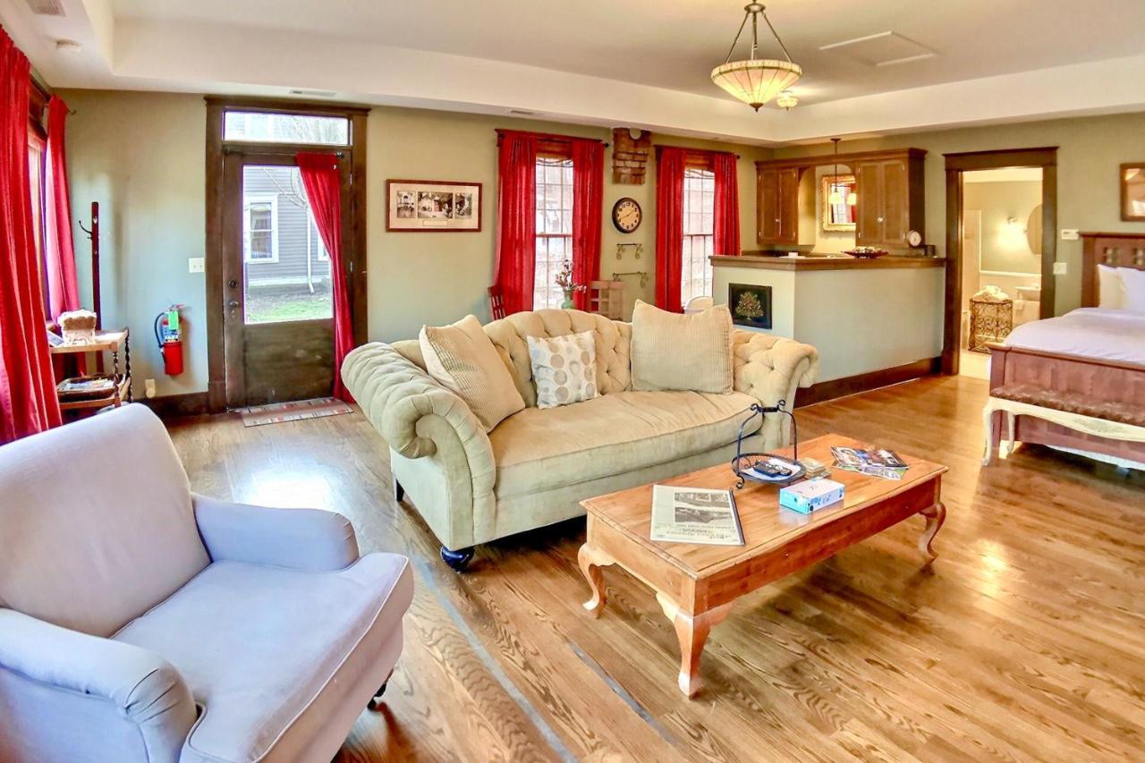 66 Center Street - The Carriage House, Queen Beds, Wifi, Cable Tv, Outdoor Sitting Area, Free On-Site Parking, Spa Tub For 2 Eureka Springs Eksteriør bilde